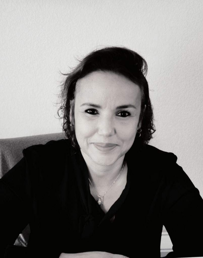 laetitia bolaPortrait de Laetitia Bolard – autrice du livre Kaomi et les Sans-Lumière et fondatrice de l’univers Kaomi Worldrd